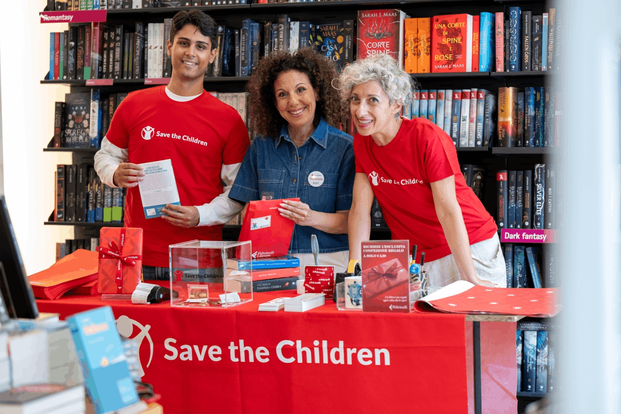 Volontari e volontarie Save the Children in maglietta rossa durante l'iniziativa
